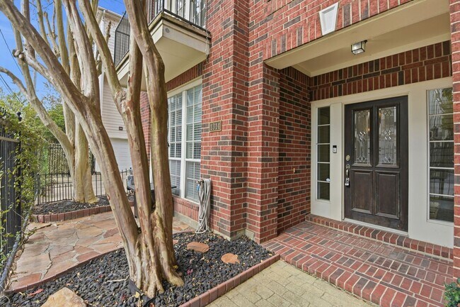 Building Photo - Charming Corner Townhouse in the Heart of Midtown