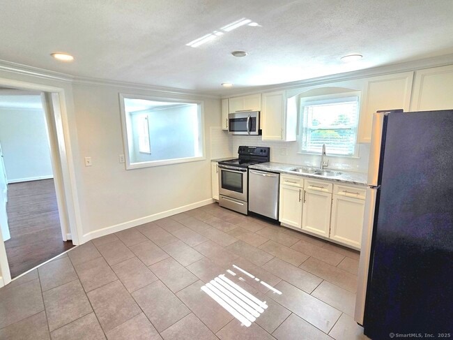 Foto del edificio - 387 Quaker Ln S