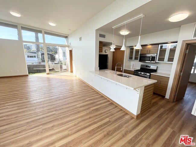 Building Photo - 503 N San Vicente Blvd