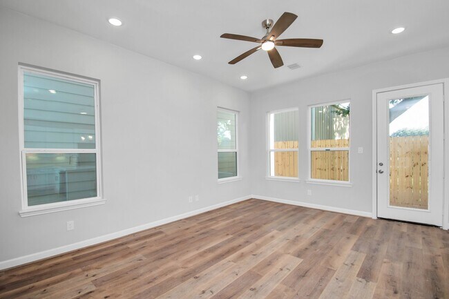 Building Photo - 2333 Hoskins Dr