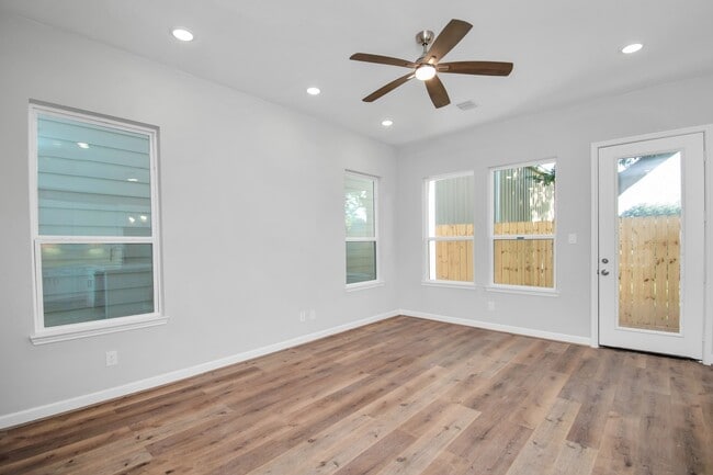 Building Photo - 2349 Hoskins Dr