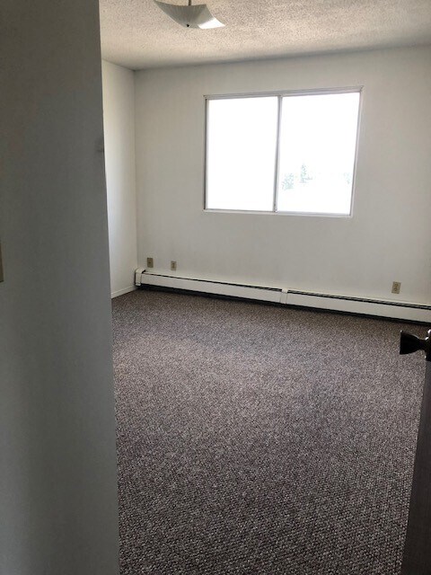 Building Photo - 0 Bed 0 Bath Unit in Innisfail, AB