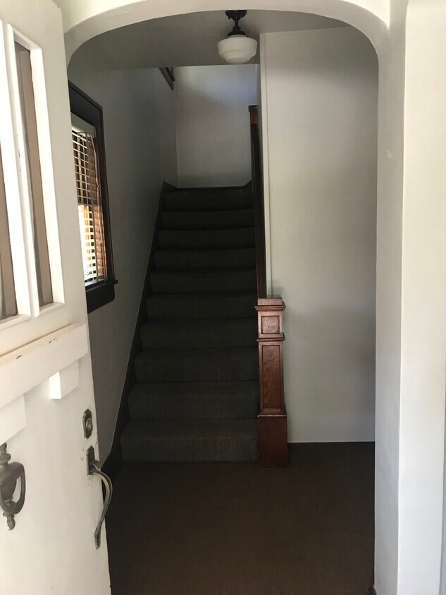 Private entryway - 2223 Denniston Ave SW