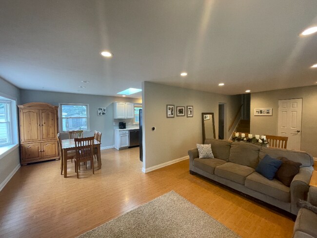 Foto del edificio - 1209 Laurel Ln