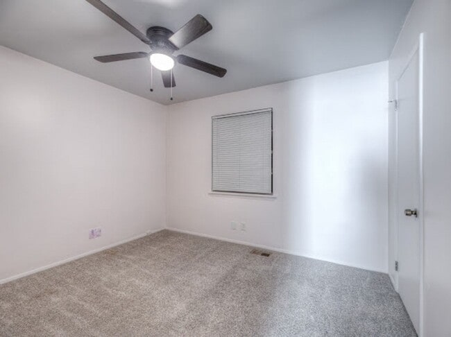 Foto del edificio - Spacious 3 Bedroom, 2 Bath Duplex with Garage, Washer & Dryer Included – Move-In Ready!