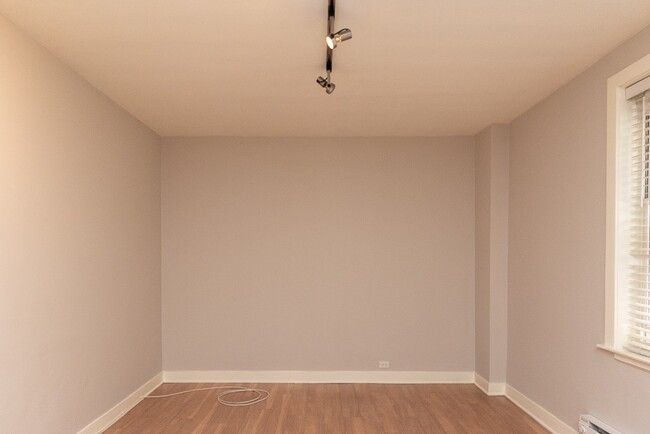 Building Photo - 511 W Belmont Ave