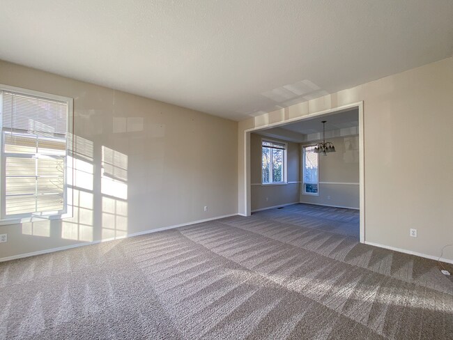 Foto del edificio - Stunning 4 Bed + 2.5 Bath House in Lake Oswego | Private Backyard, Open Floor Concept, Air Condit...