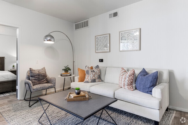 2BR, 2BA - 1,028SF - Living Room - Ten01