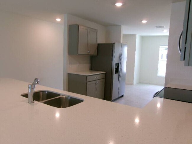 Foto del edificio - New Construction 3/2/2 Close to Mariner High School and Library