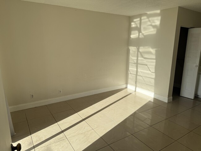 Building Photo - 752 Executive Center Dr