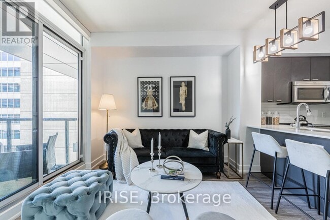 Photo du bâtiment - 30 Roehampton Ave