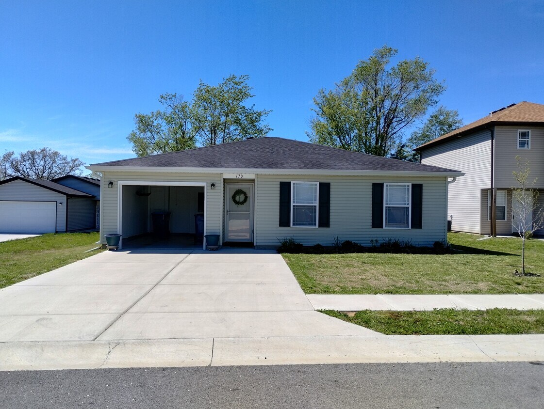 Primary Photo - 170 Pin Oak Ct