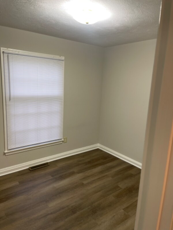 Building Photo - 9200 Aylesbury Dr