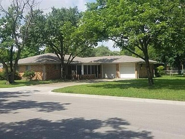 Foto del edificio - 3 Bedroom/2 Bath/2 Car Garage Home - Walki...