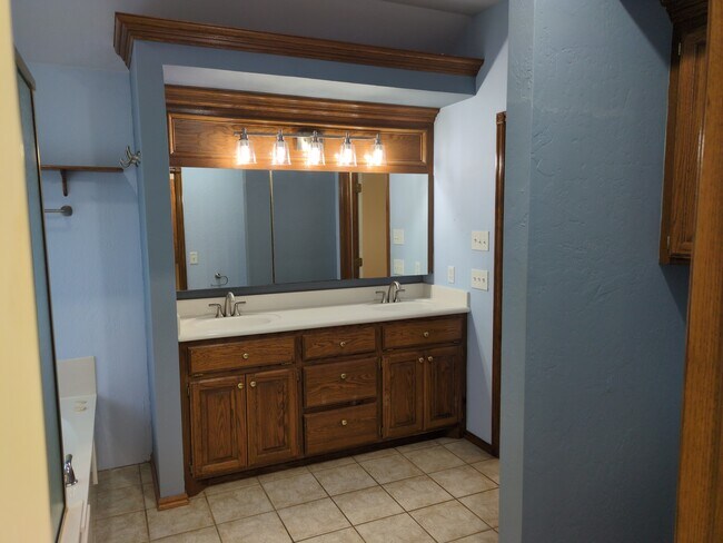 Foto del edificio - 4812 Montclair Dr