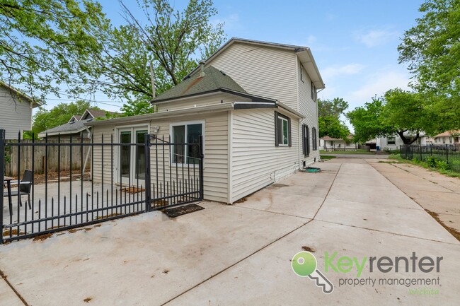 Building Photo - Delano District | Renovated 3 Bedroom 3 Ba...