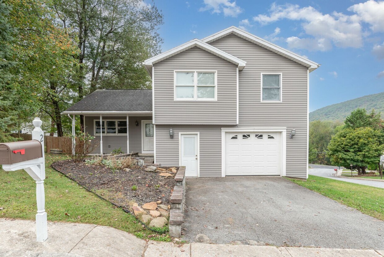 Primary Photo - Spacious 3 bedroom Split level