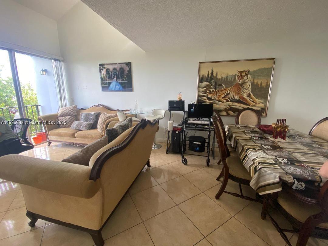 Primary Photo - 310 Fontainebleau Blvd