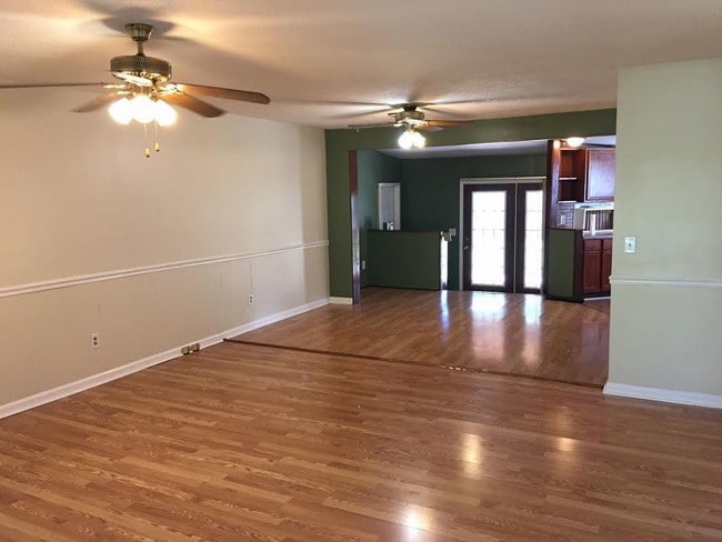 Building Photo - 3 bedroom 2 bath w/ a game room