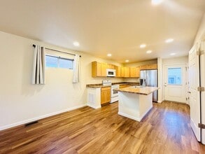 Building Photo - 203 Cardinal Way