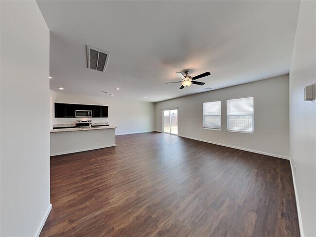 Foto del edificio - 5023 Highland Crest Dr