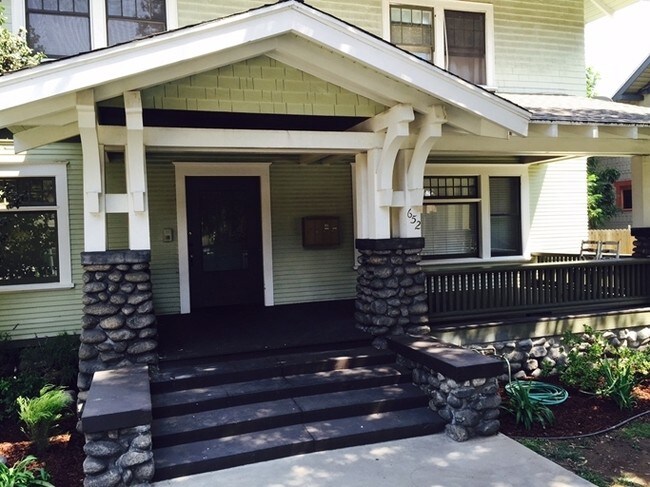 Building Photo - 652 N Marengo Ave