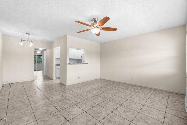 Building Photo - 52 Kingswood E