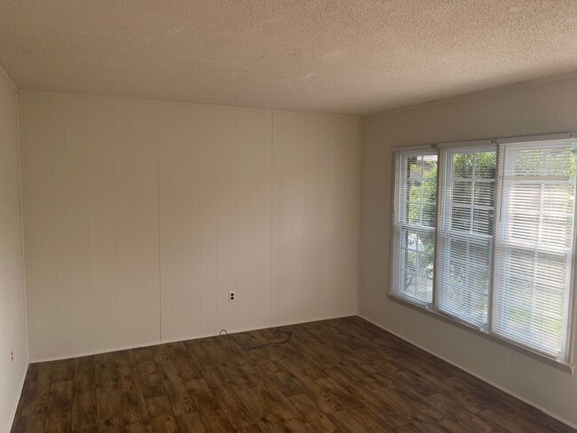 Building Photo - 117 Louispal Cir