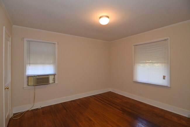 Cute 2 Bedroom Cottage W Hardwood Floors House For Rent In