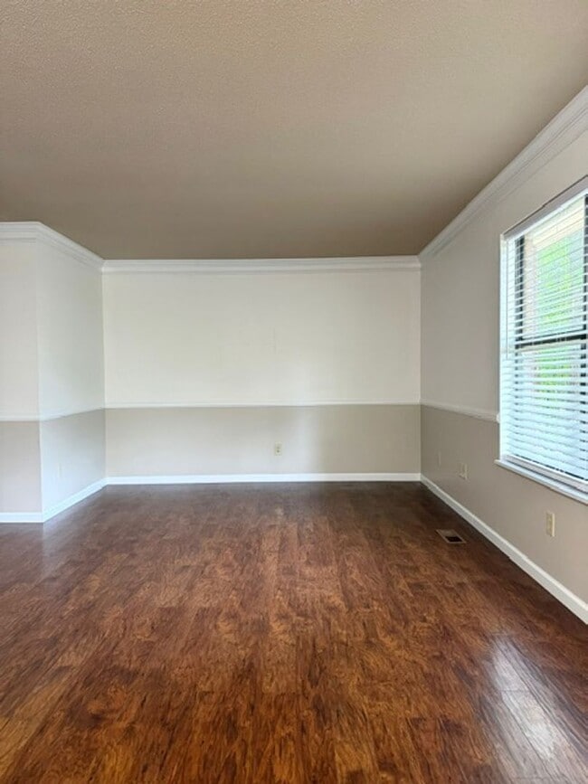 Foto del edificio - 2 Bedroom 1 Bath Duplex with garage/basement, side porch, and carport.