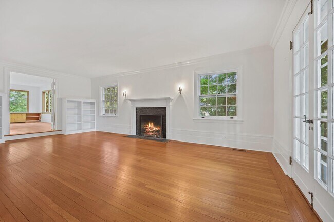 Building Photo - 90 Greenacres Ave