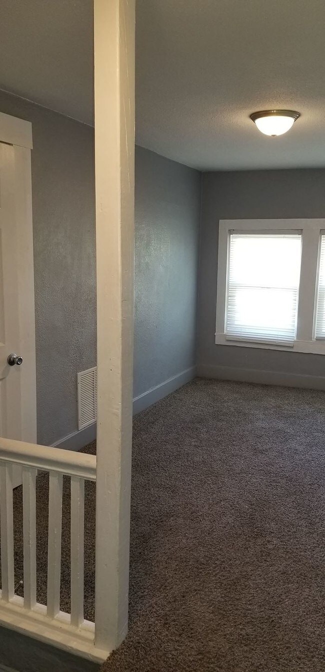 Building Photo - *SELF SHOW AVAILABILITY* 414 W Monroe St