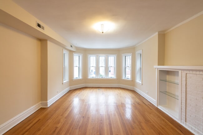 Big Sunny Living Room - 4760 N Virginia Ave