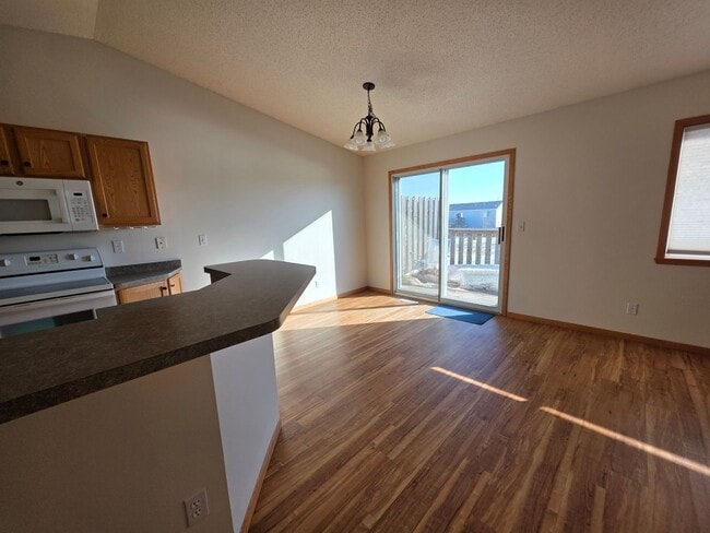 Building Photo - 3 bed twinhome for rent