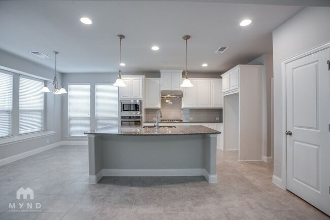 Foto del edificio - 120 Knight of Realm Blvd