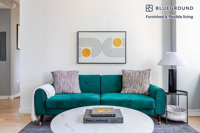 Foto del edificio - 70 W 45th St