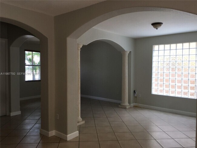 Foto del edificio - 14512 SW 10th St