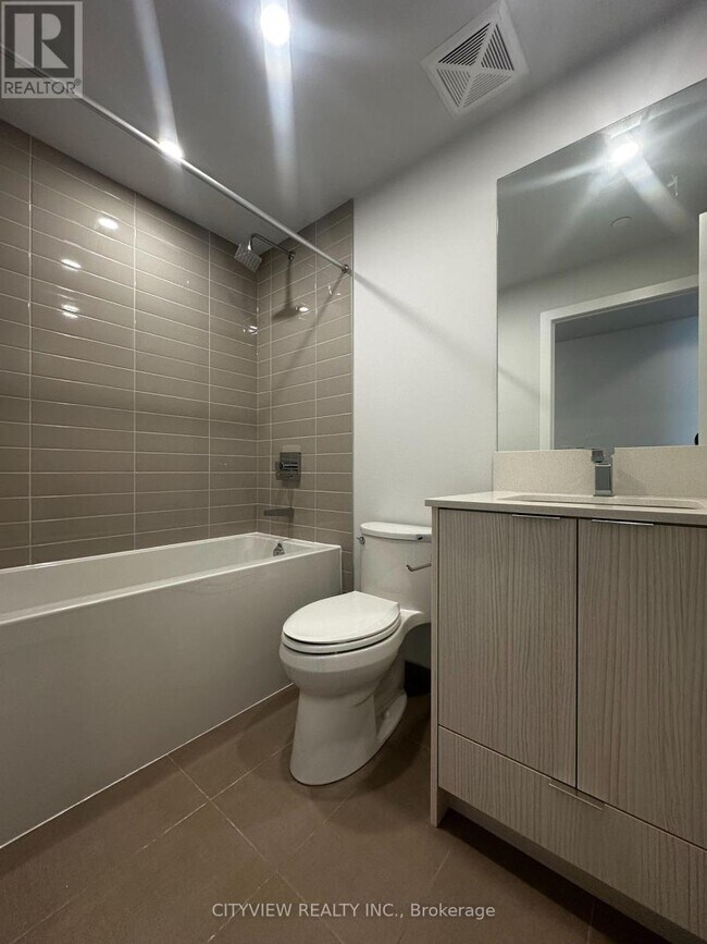 Photo du bâtiment - 430-2430 Square One Dr