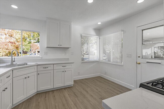 Foto del edificio - 1878 Cabana Dr