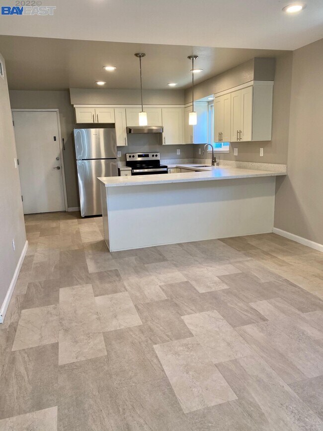 Building Photo - 677 Caliente Ave