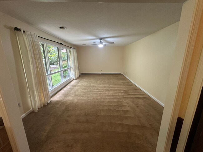 Foto del edificio - Private, Spacious, Well Maintained 3 Bedro...