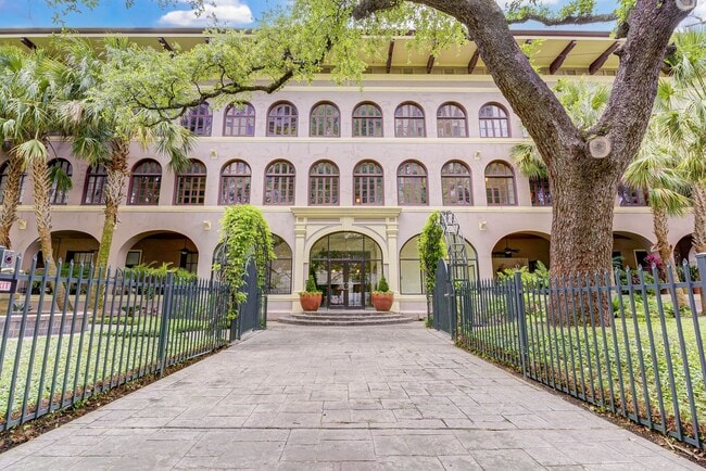 Building Photo - Exceptional 1 bed/1bath loft-style unit in...