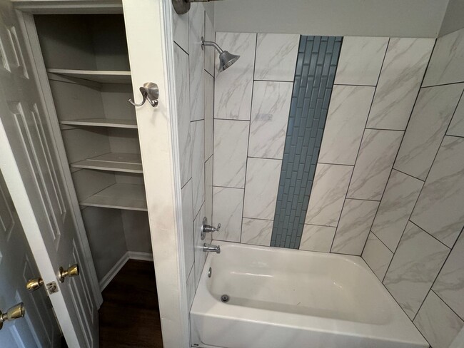 Foto del edificio - Quiet 3/2 Home with attached garage and fenced yard