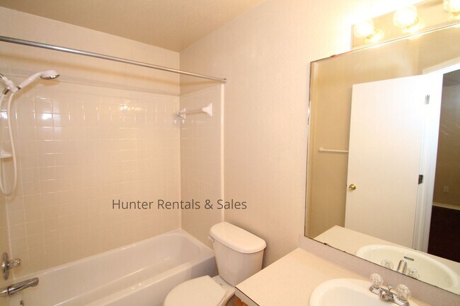 Building Photo - Sharp 3 Bedroom Townhome in South Killeen