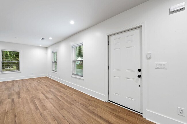 Foto del edificio - Location, Location - Duplex Unit A - 636 Francis PL NW/ 2 bedroom, 2 bath - off street parking $1...