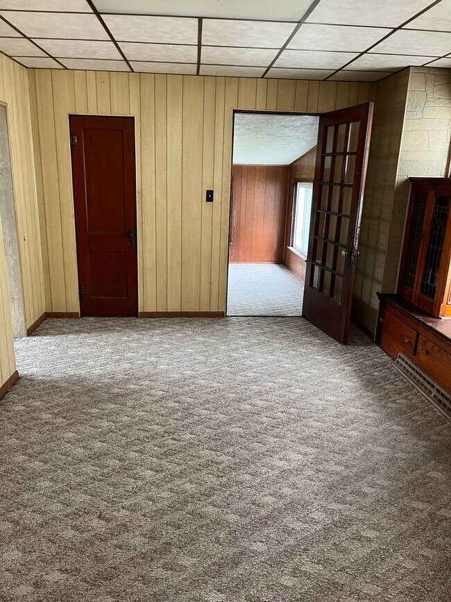 Building Photo - One Bedroom Upstairs Apartment