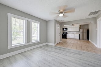 Building Photo - 1101 Elm Unit A St