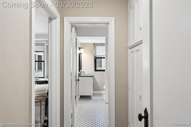 Building Photo - 15 E Kirby St