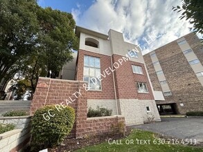 Building Photo - 220 Des Plaines Ave