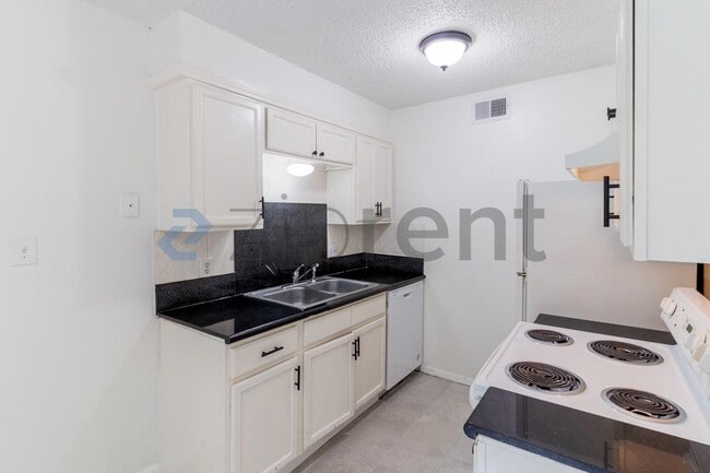 Building Photo - Unit D